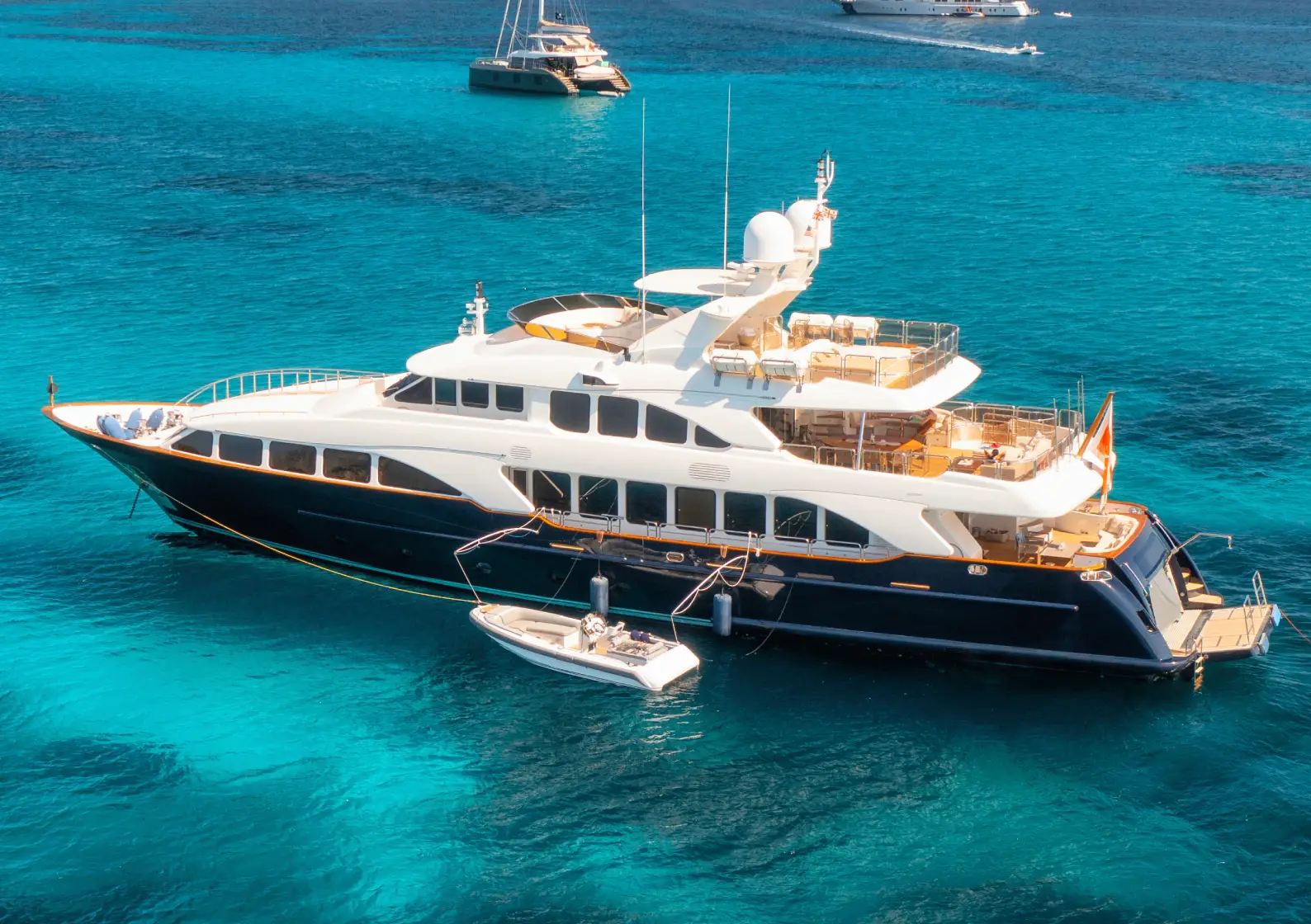 aerial-view-of-luxury-yacht-on-blue-sea-at-sunny-d-2024-11-28-12-12-38-utc-1.webp